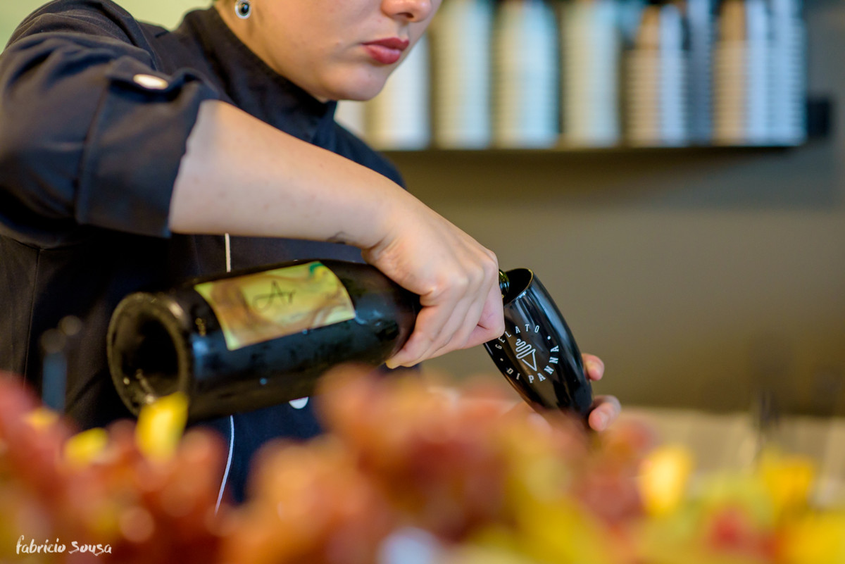 Leticia Orenga preparando o drink de sorvete com espumante que é sensação da sorveteria Gelato Di Panna