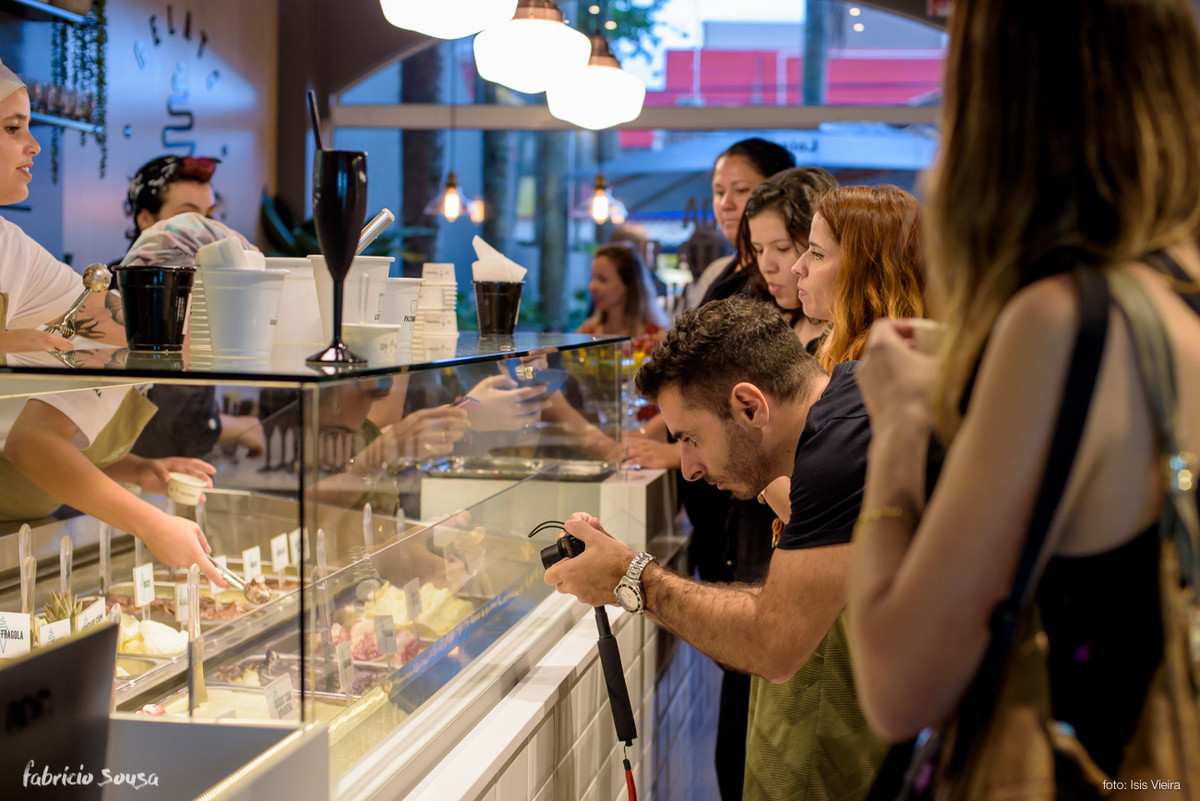 Jo e Marcos do blog pitacosdocasal youtuber fotografam os gelatos italianos da sorveteria Gelato Di Panna