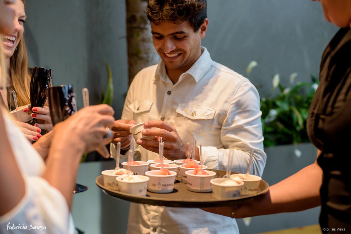 Bernardo Bahia provando um dos deliciosos sorvetes da Gelato Di Panna