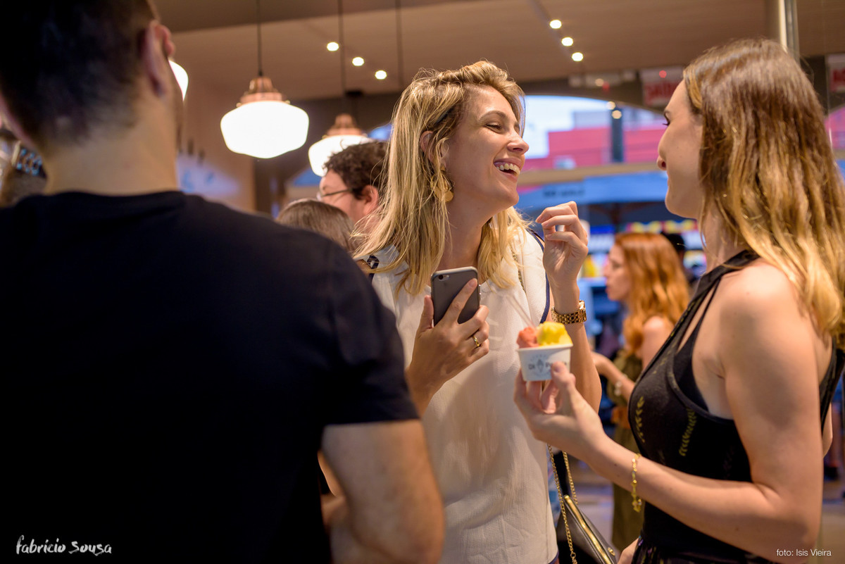 colunista do DC whatsup Laura Coutinho sorri no evento de inauguração da gelateria