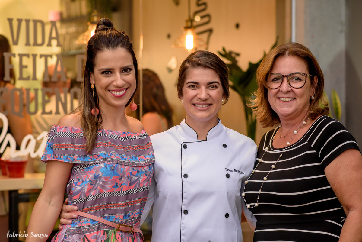 jornalista Marta Gomes, arquiteta Debora Ractz Lima e a mãe de Marta posam para foto
