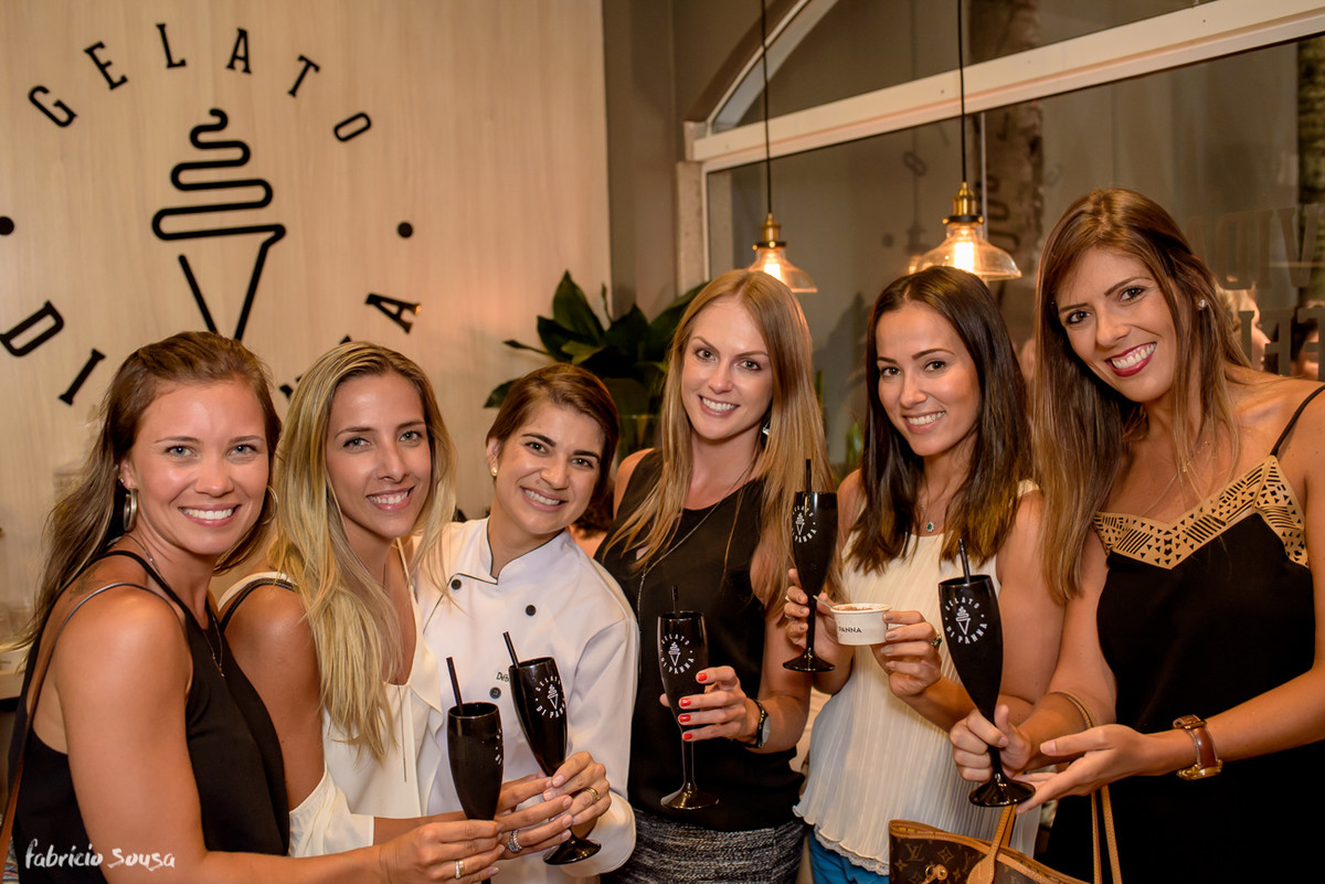 retratos das mulheres digital influencers blogueiras na inauguração da gelateria