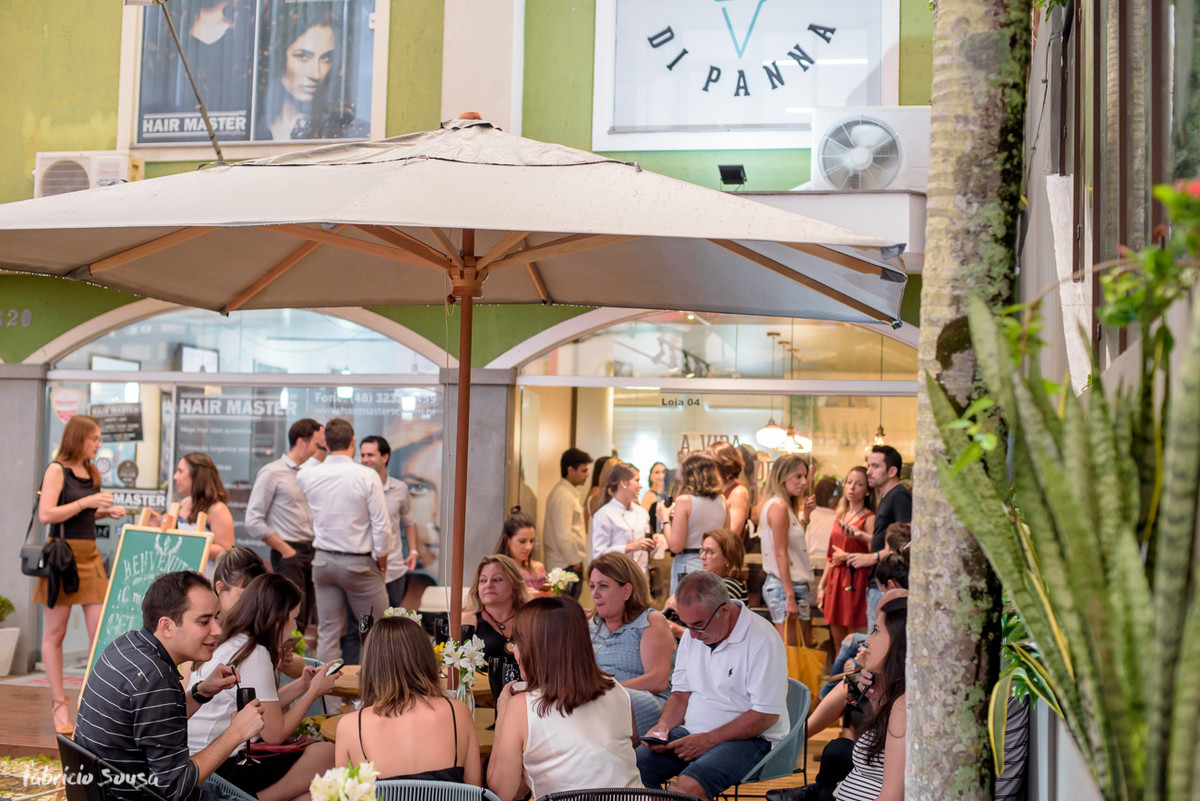 ambiente cheio no evento de inauguração da Gelato Di Panna