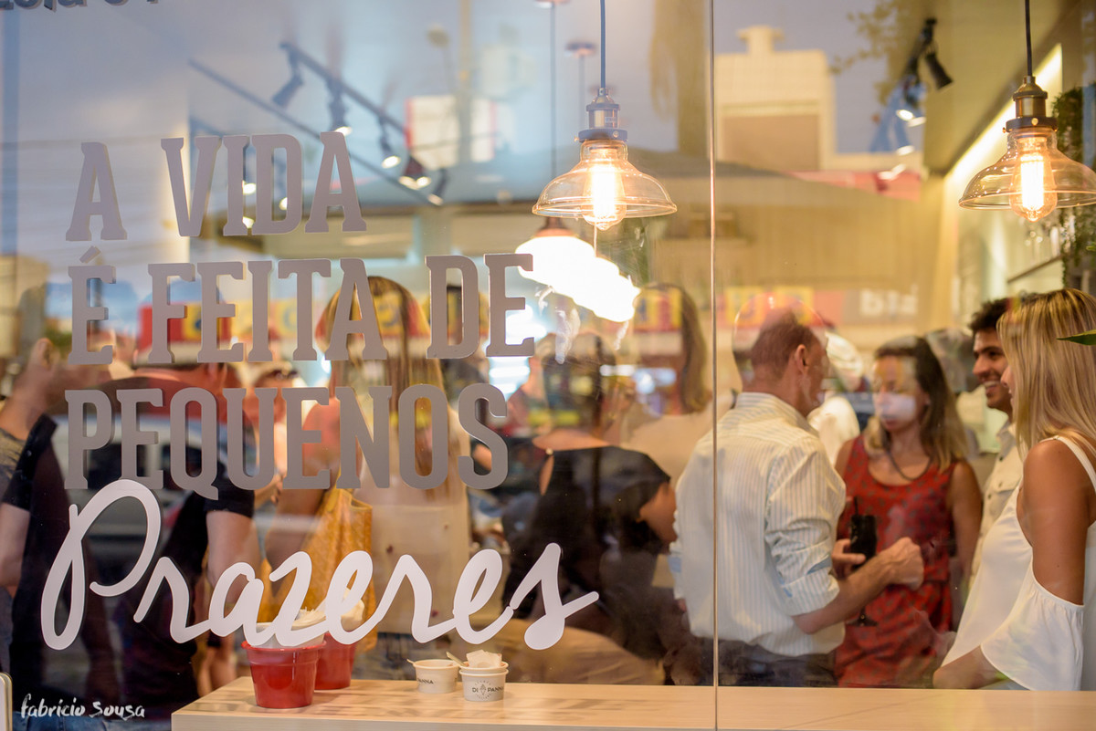 "a vida é feita de pequenos prazeres" arte Luiz Pegoraro na vitrine da sorveteria Gelato Di Panna no centrinho da Lagoa da Conceição em Floripa