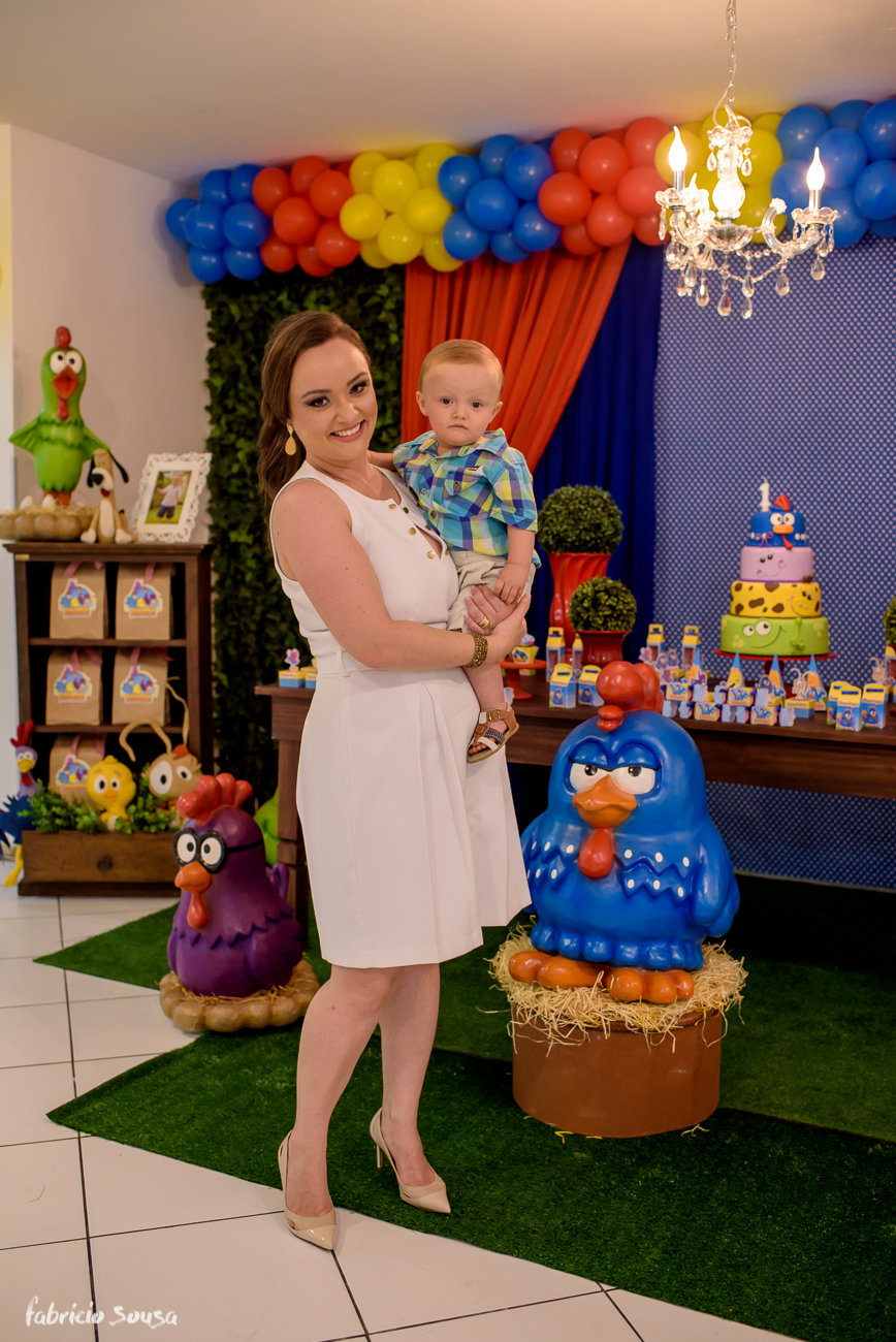 mamae com bebe no colo com decoração galinha pintadinha