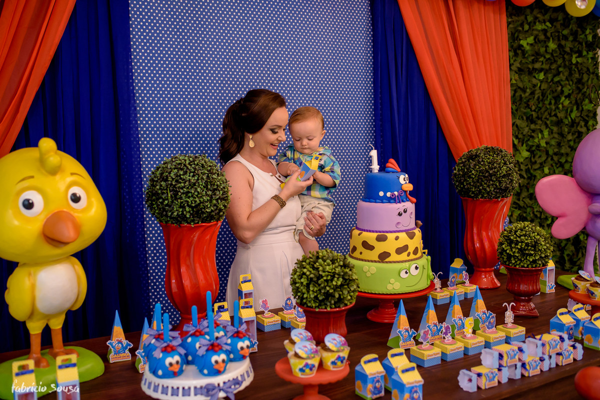 mãe e filho no aniversário infantil de 1 ano