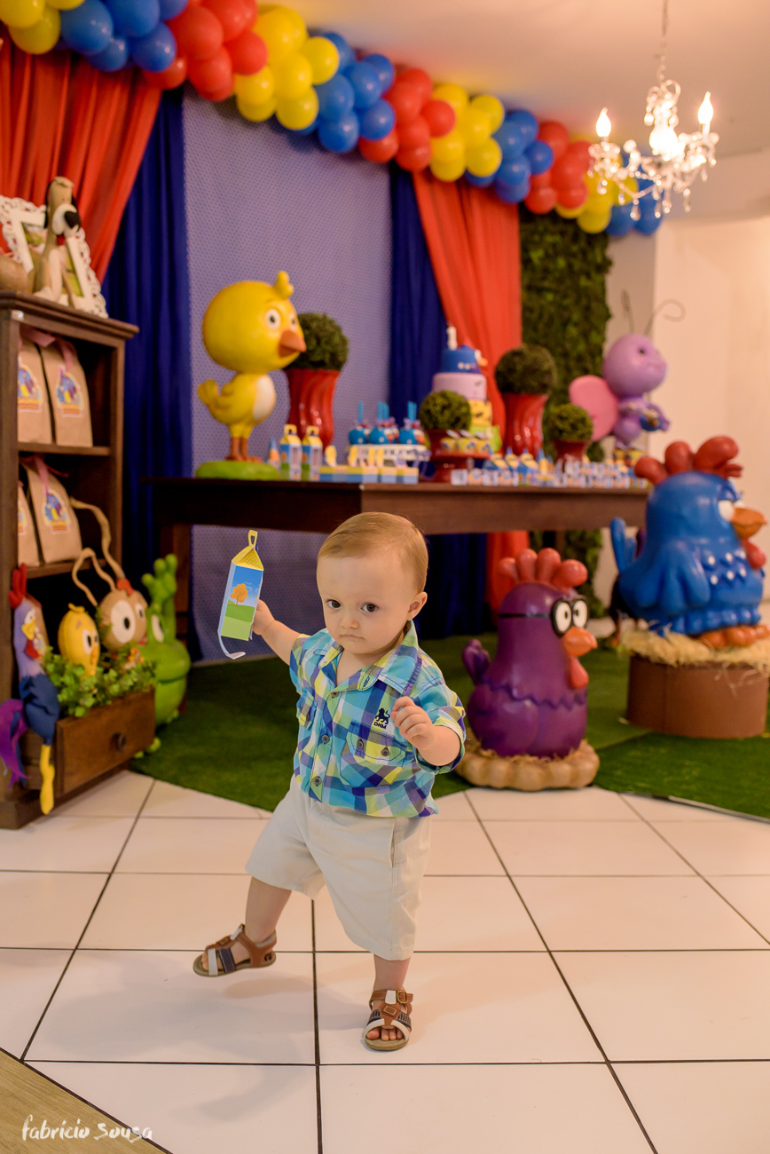 bebe de 1 ano caminhando no aniversário infantil com decoração galinha pintadinha