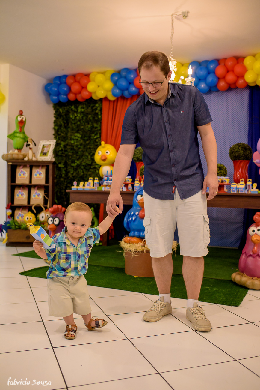 papai de mãos dadas com filho no aniversario