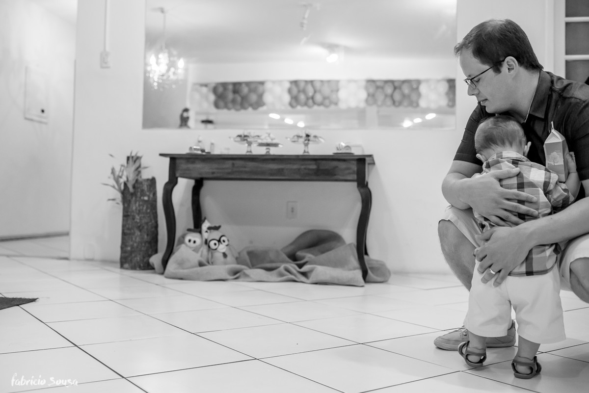 abraço gostoso do papai no filho durante aniversário