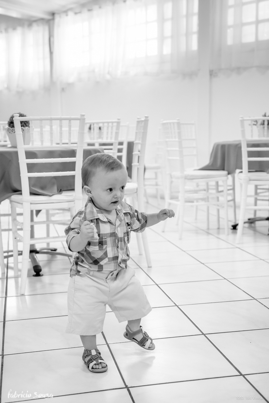 Henrique andando no meio da sua festa