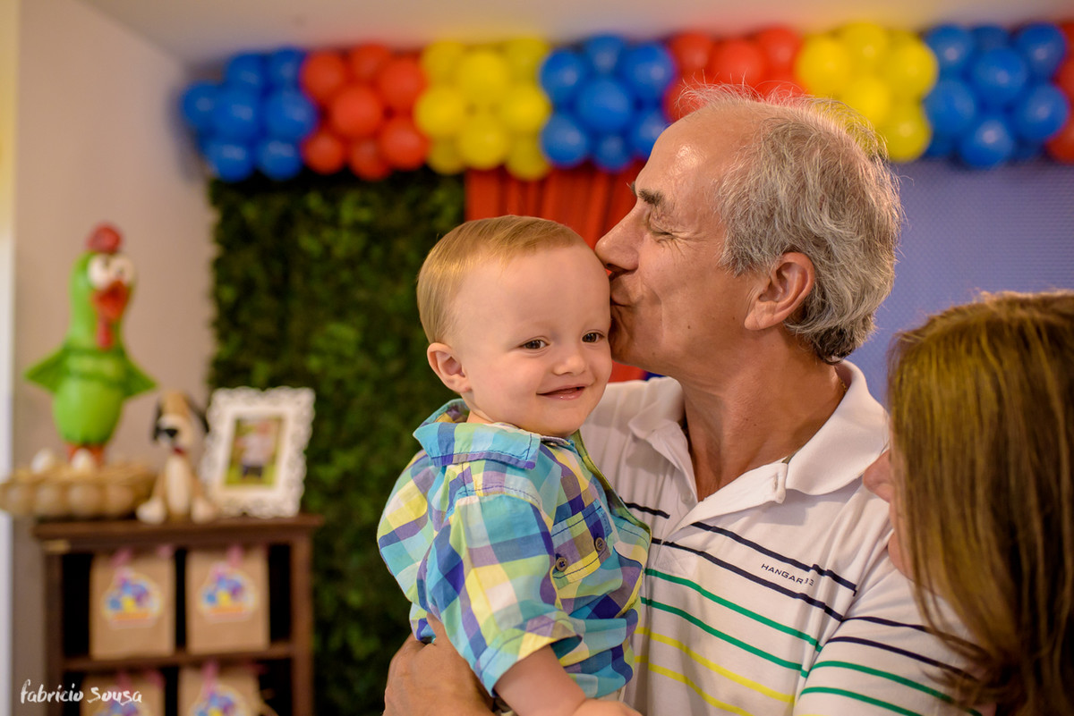 beijo gostoso do vovô no netinho em seu primeiro aniversário