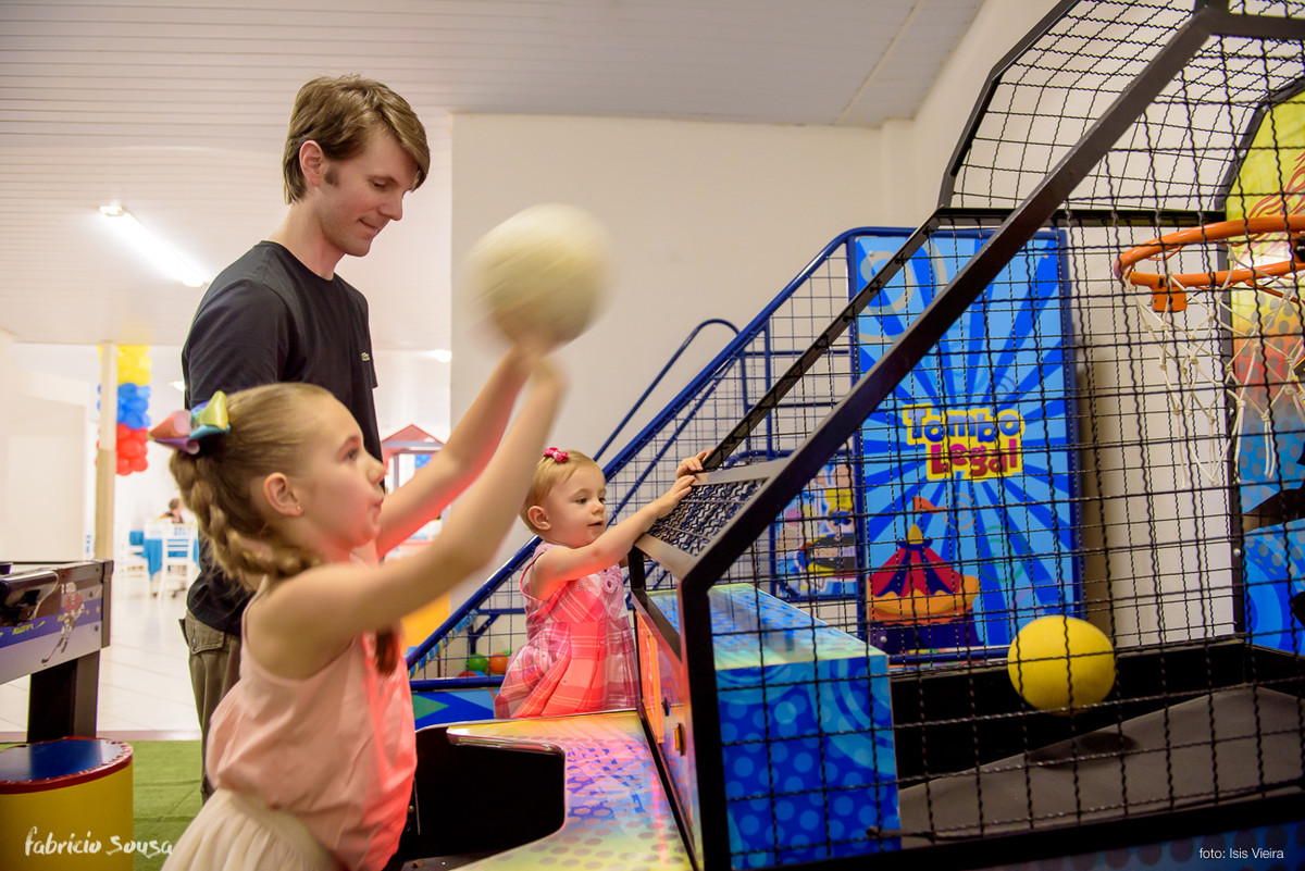 crianças brincando de basquete infantil
