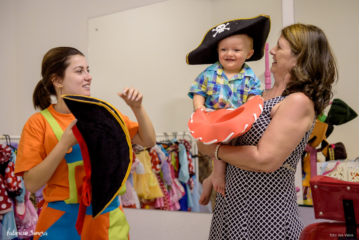 bebe com chapéu de pirata no balangolé