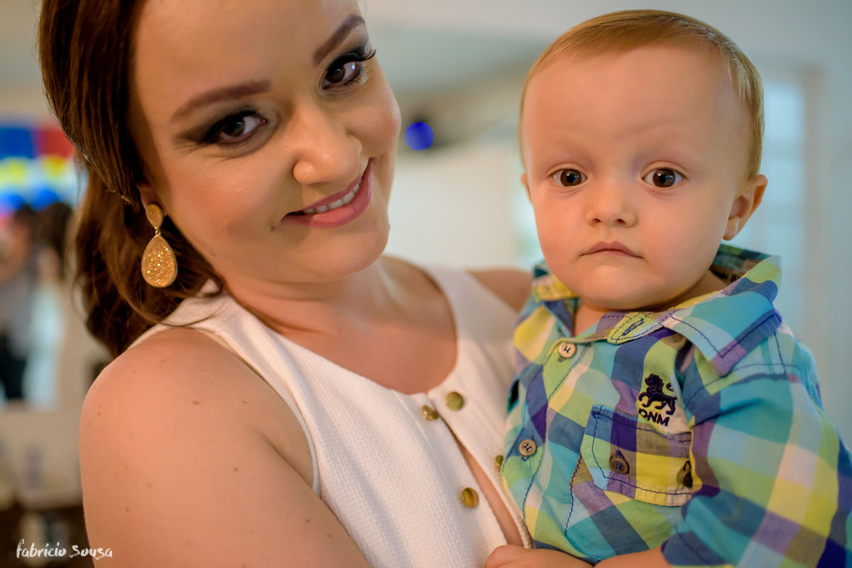retrato da mamãe com seu filho no colo durante aniversário