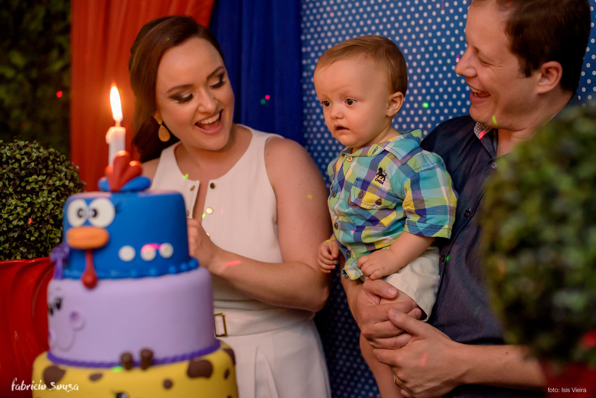 hora do parabéns - papai e mamãe cantando parabéns pro Henrique