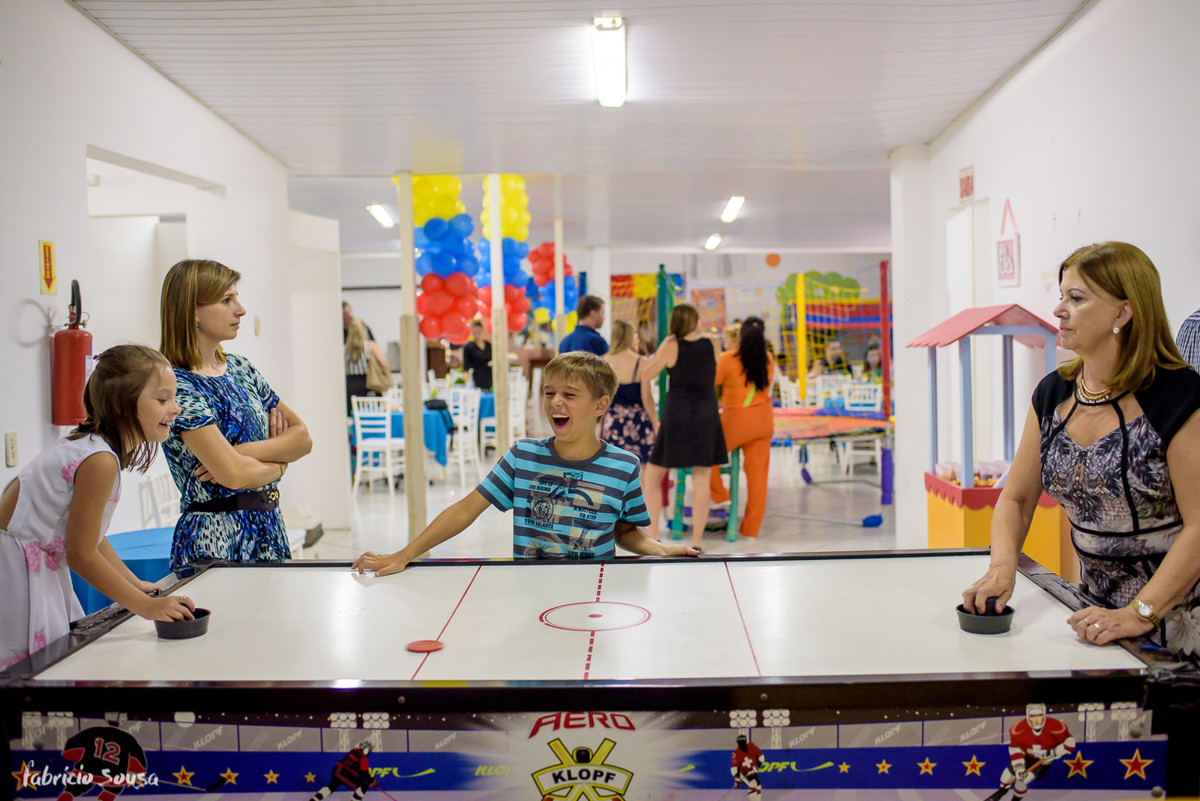 crianças vibrando e brincando durante festa infantil