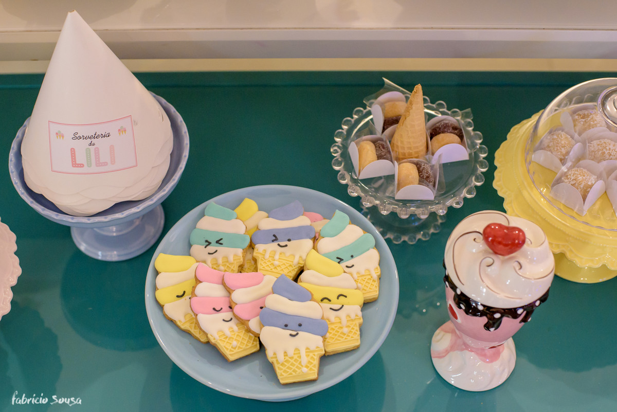 biscoitos feito a mão A Biscoiteria no formato de sorvete na festa infantil