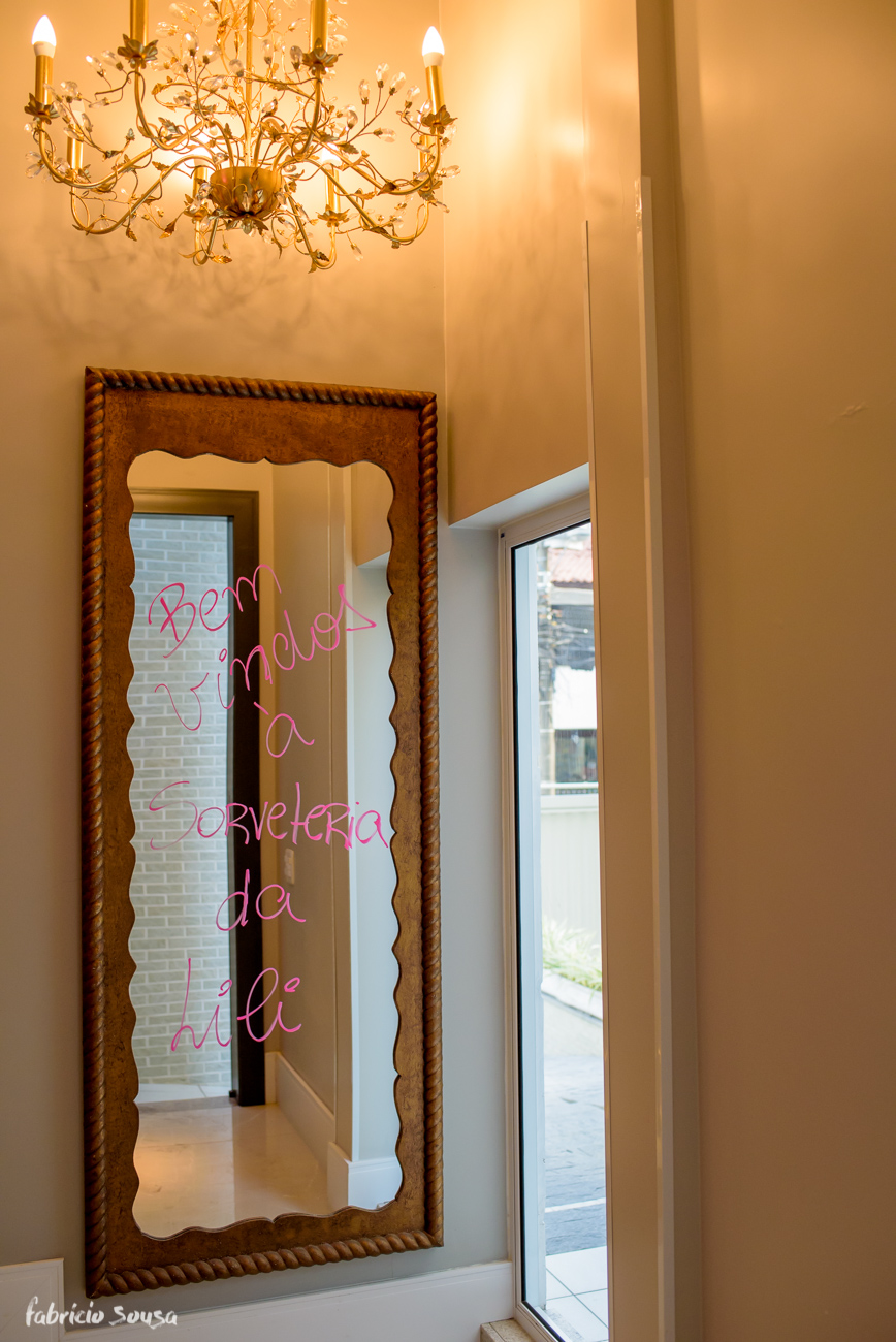 espelho decorado com escrito "bem-vindos à sorveteria da Lili"