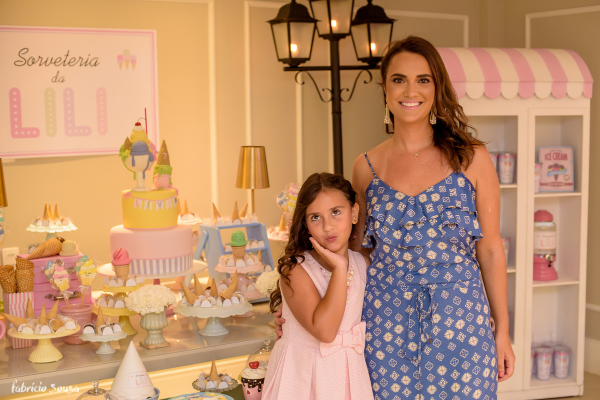 filha posando engraçada com mamãe em seu aniversário