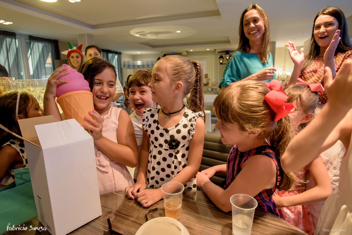 aniversariante abre presente sorvete na sua festa infantil - criançada alegre
