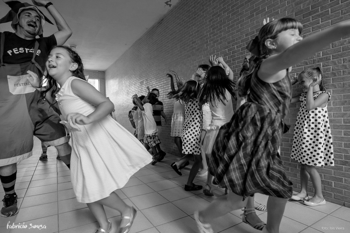 crianças brincando durante festa infantil