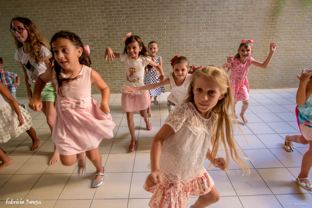 Lívia brinca com amigas na sua festa