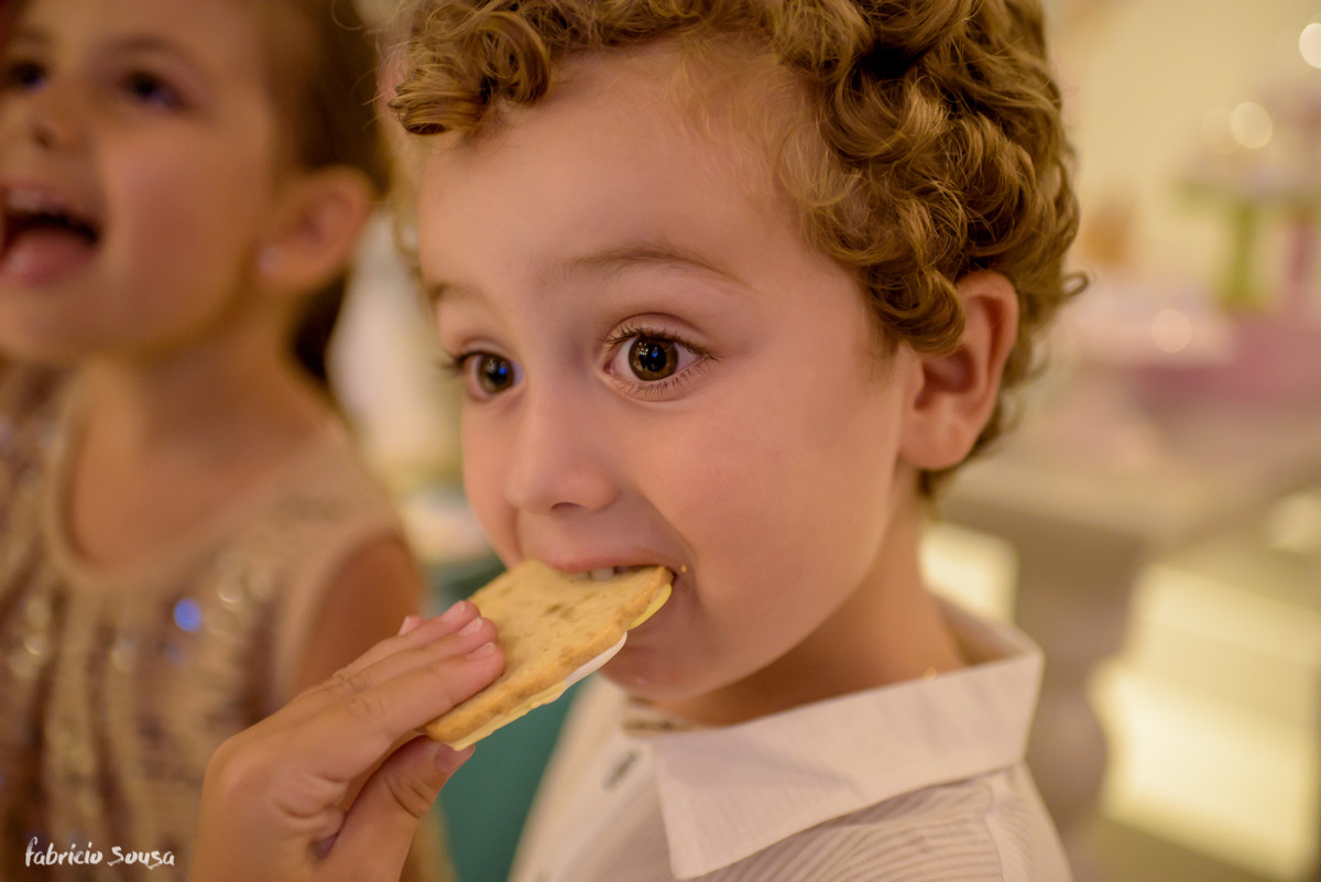 menino comendo biscoito