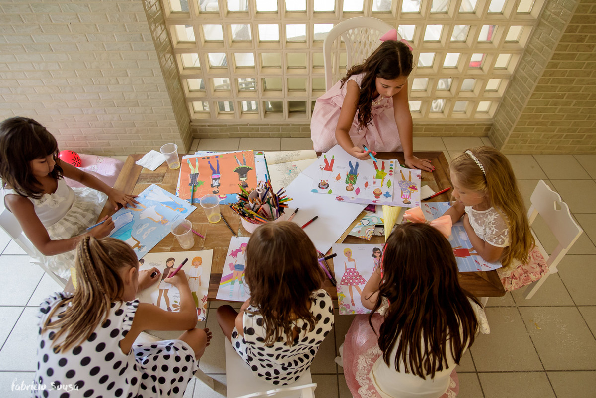meninas brincando e desenhando durante festa de aniversario infantil