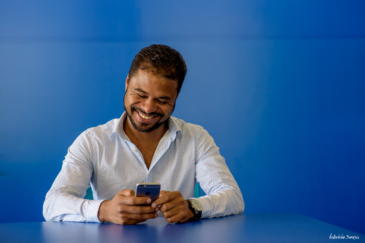 Daniel Dias navegando no seu celular smartphone