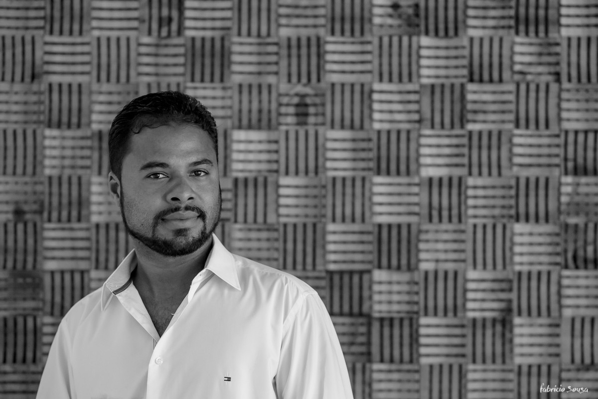 retrato profissional preto e branco do empreendedor Daniel Dias