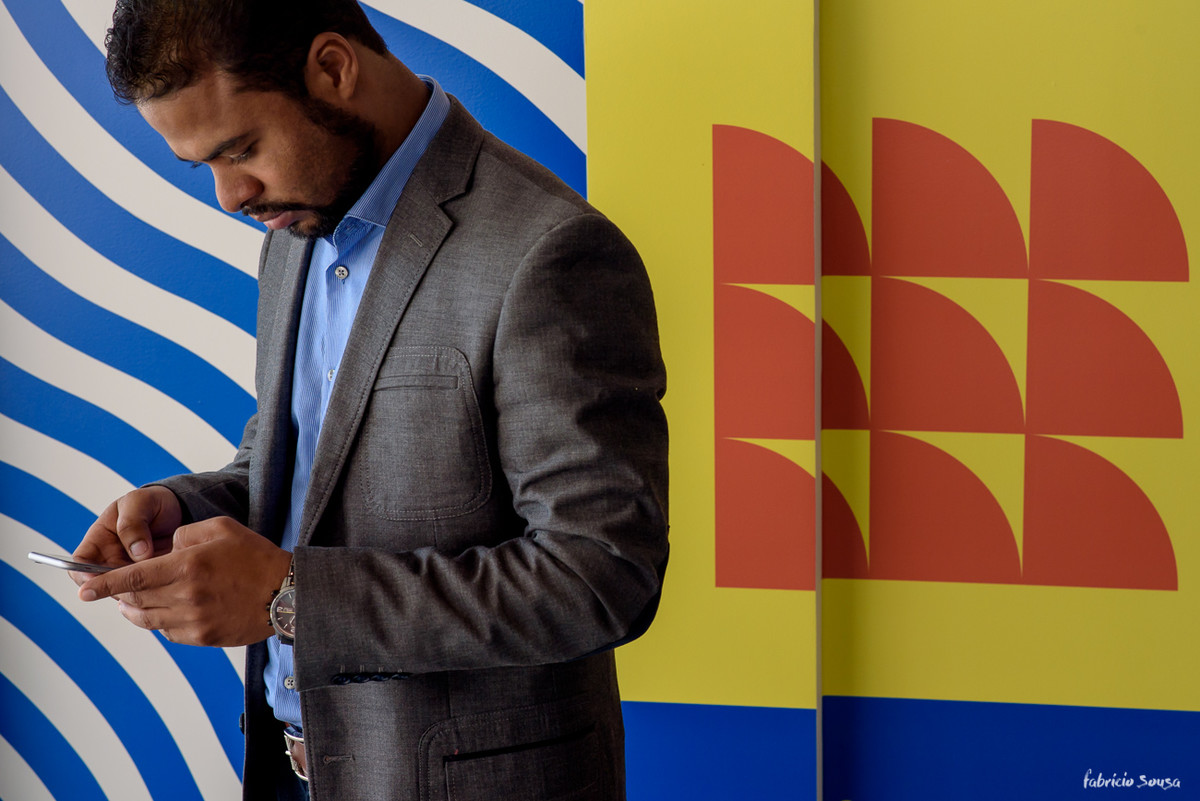homem elegante de terno usando smartphone