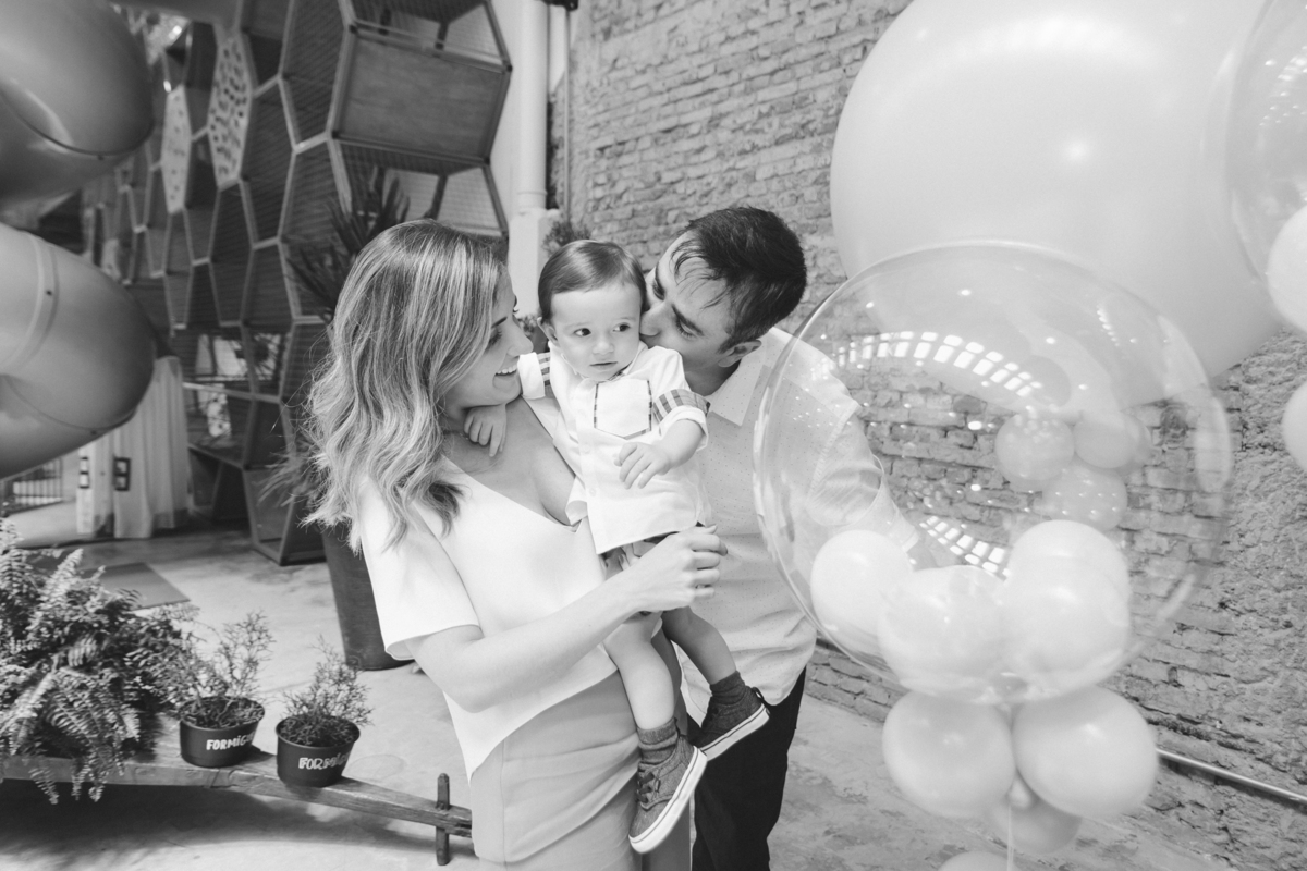 aniversariante brincando com balões e com os pais