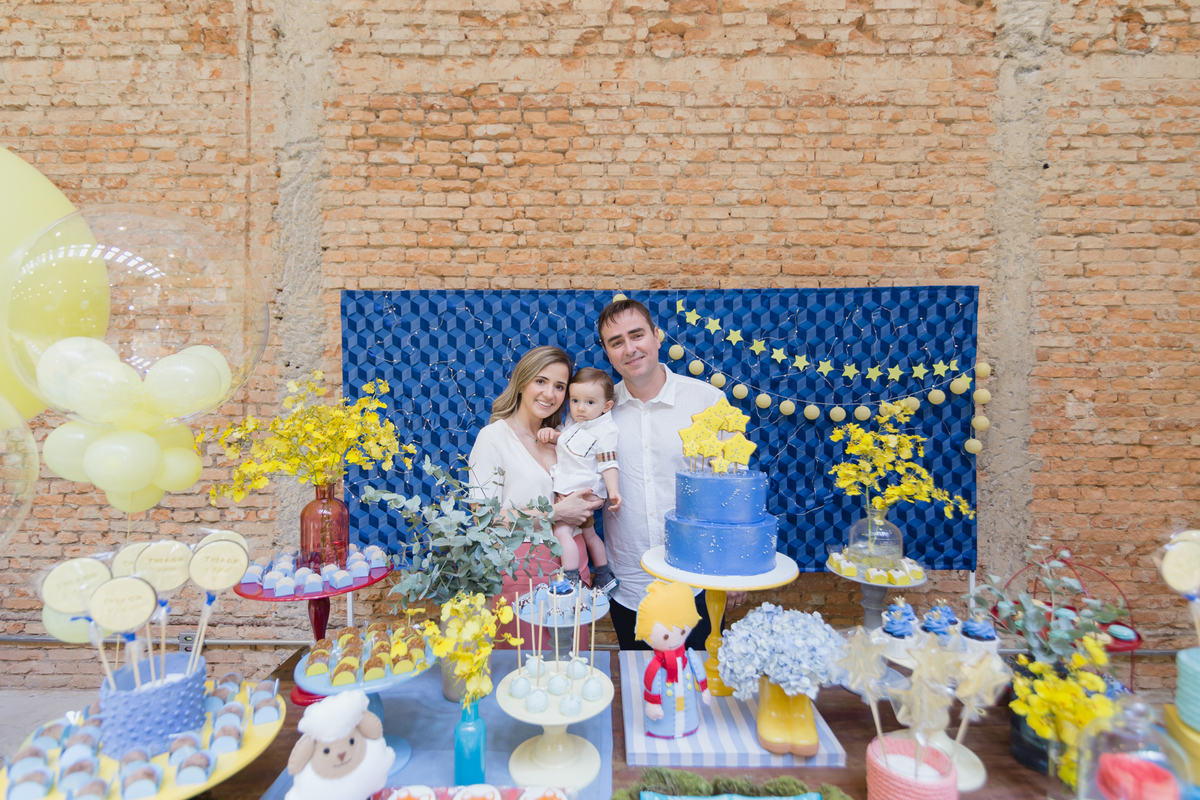 pais com aniversariante no colo