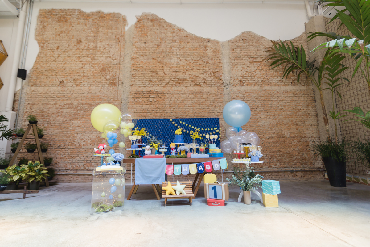 decoração mesa principal bolo e doces festa infantil o pequeno principe