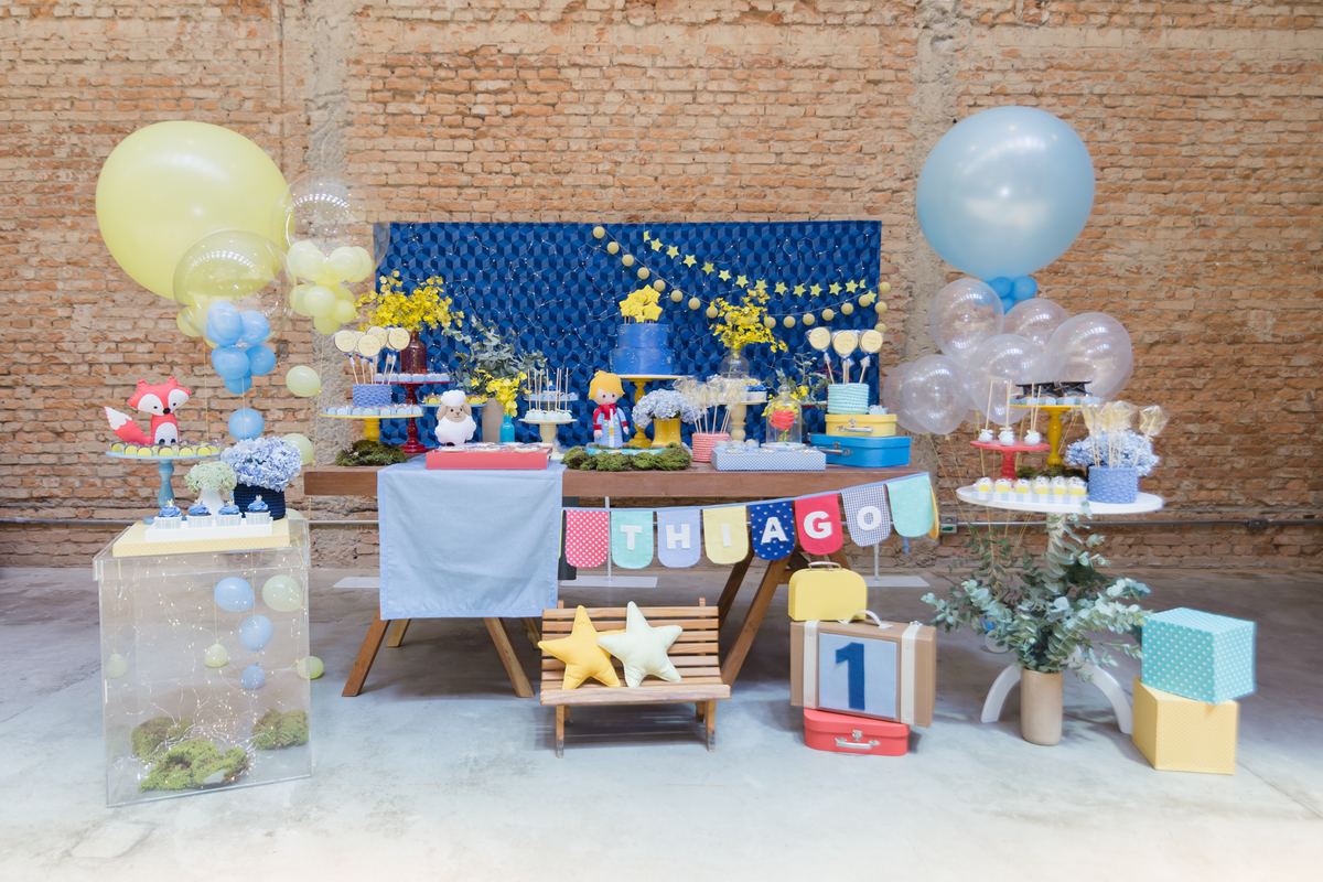 decoração mesa principal bolo e doces festa infantil o pequeno principe