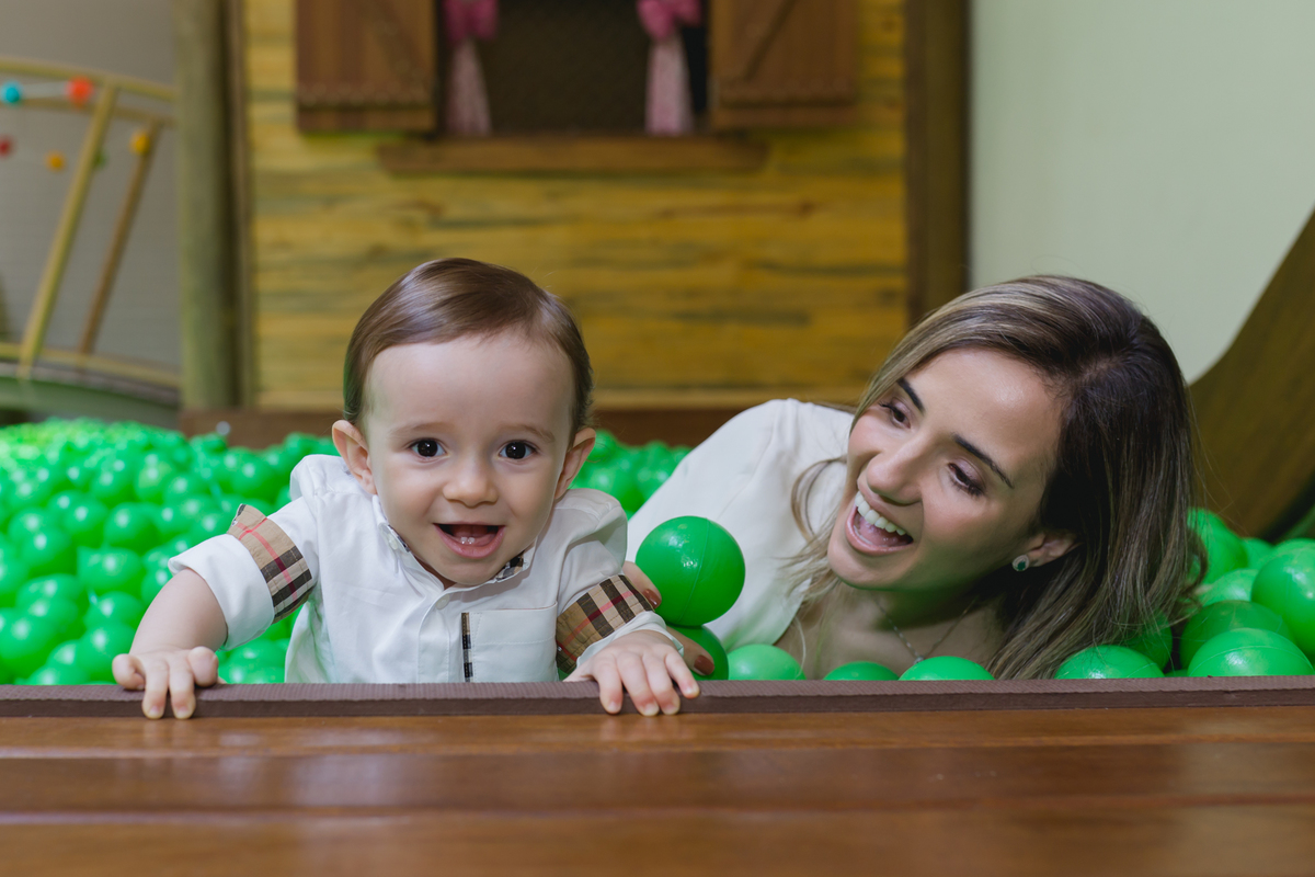 criança sorrindo com a mãe