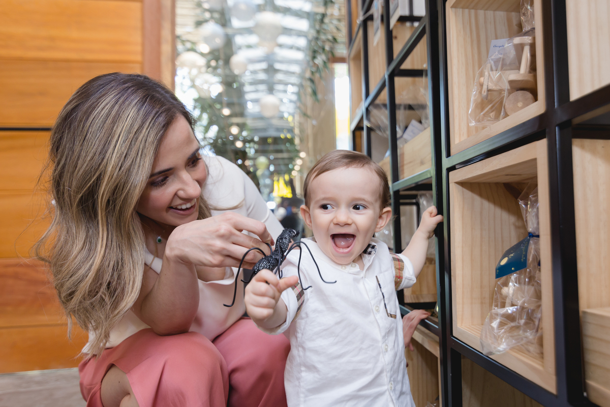 criança brincando com a mãe