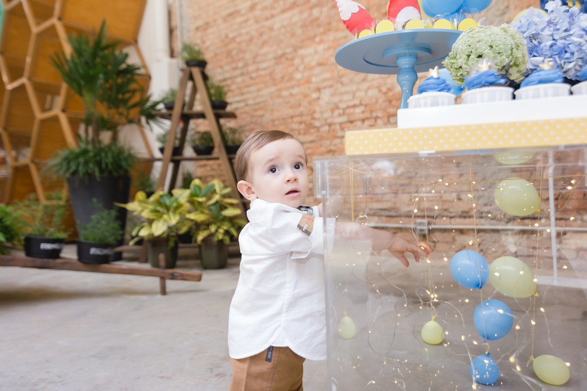 criança fazendo cara de quem aprontou