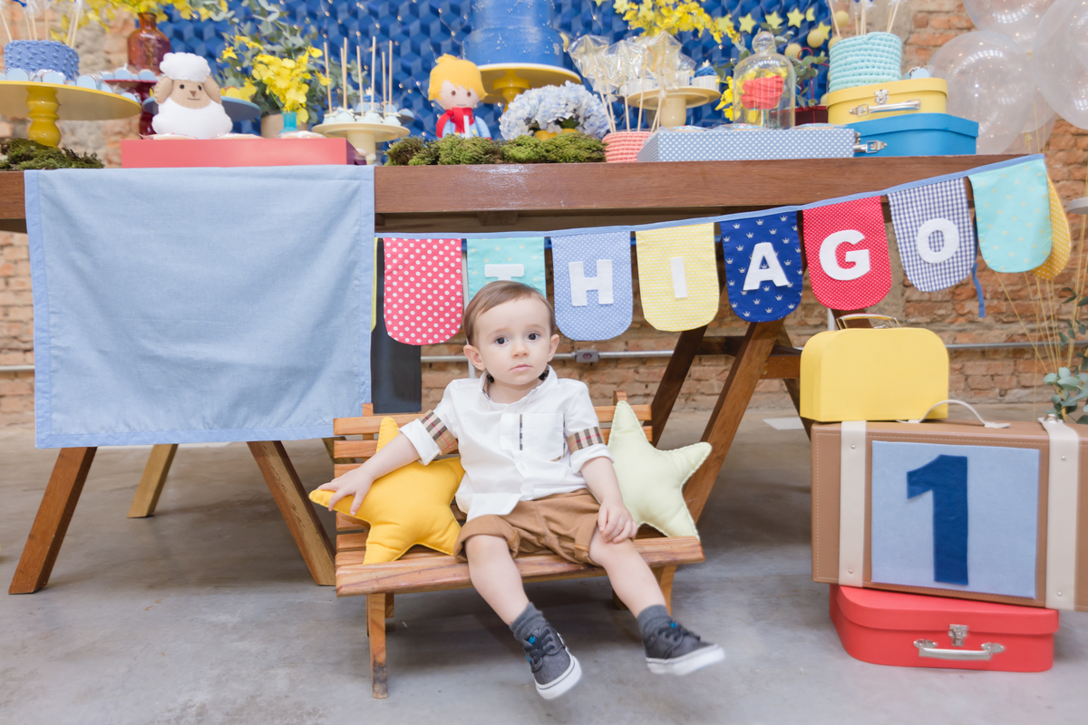 criança sentada em banquinho