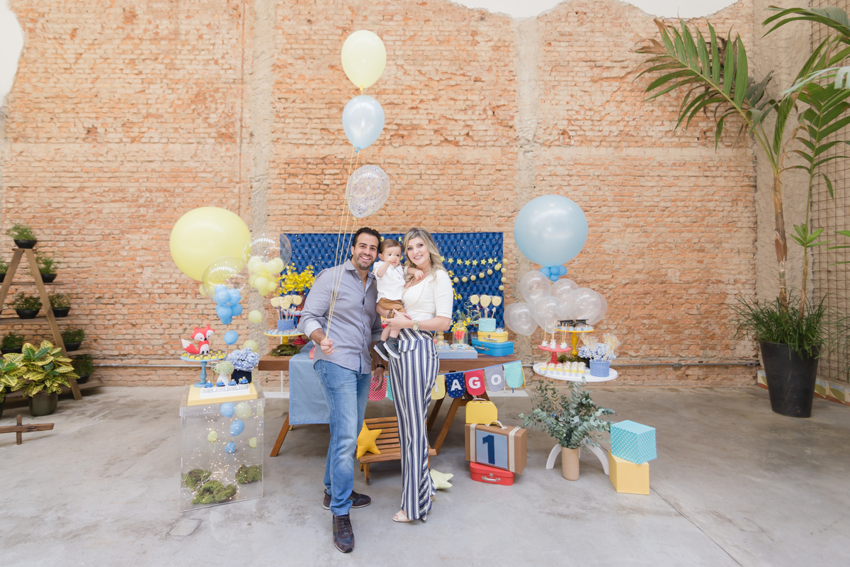 padrinhos segurando criança no colo