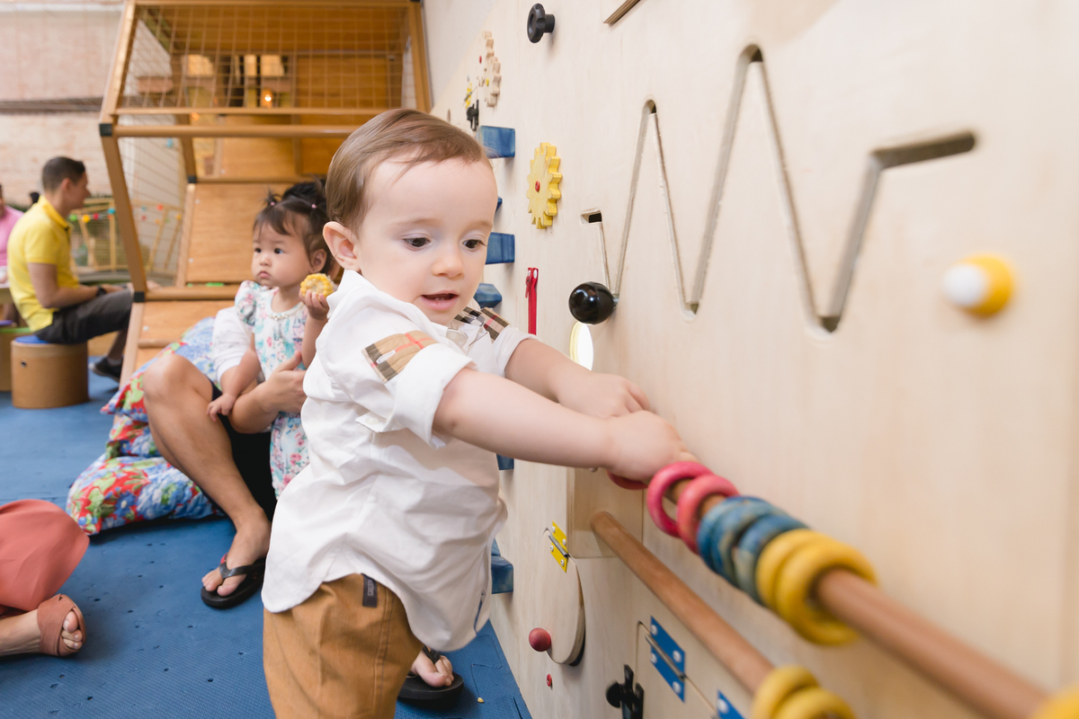criança brincando no brinquedo lúdico