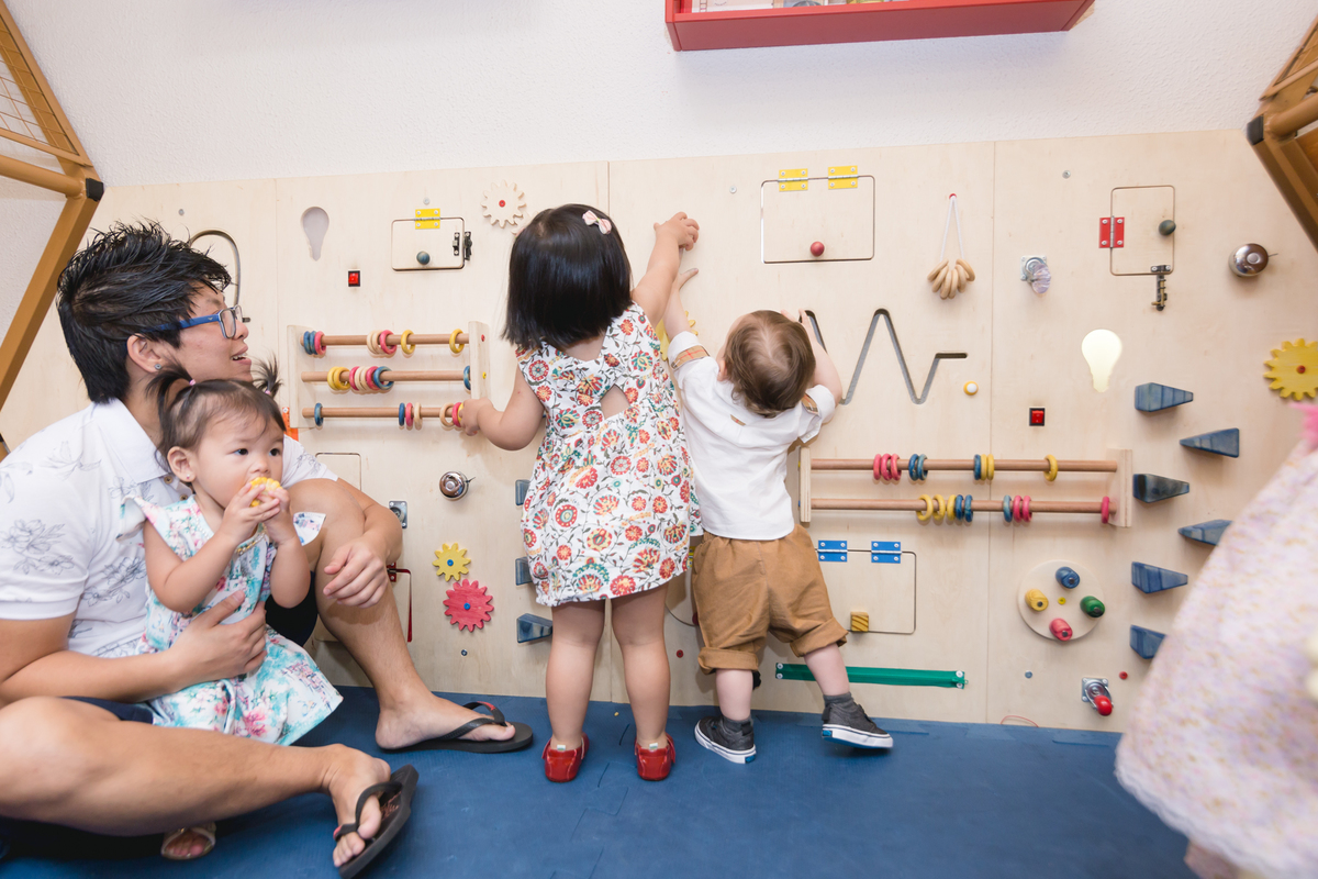 crianças brincando no brinquedo lúdico