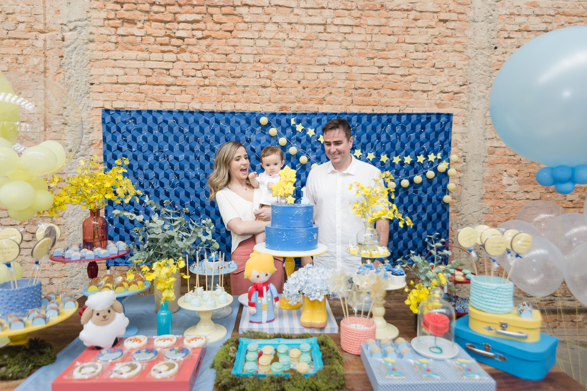 hora do parabéns pais com criança no colo