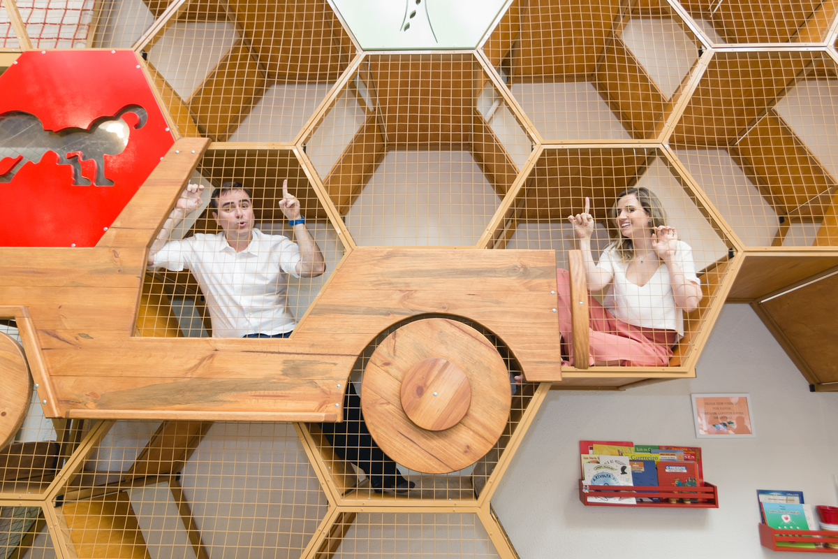 pais comemorando 1 ano do filho