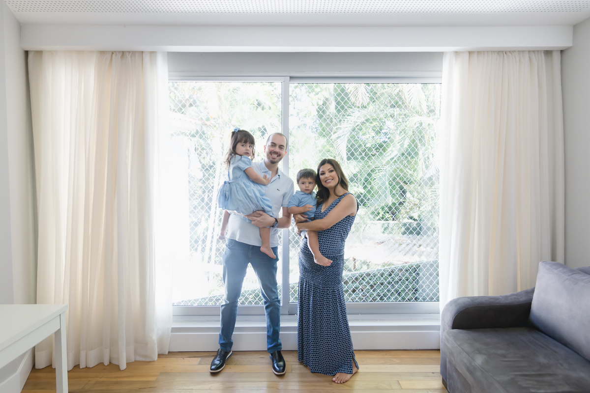 Família posando para foto em casa