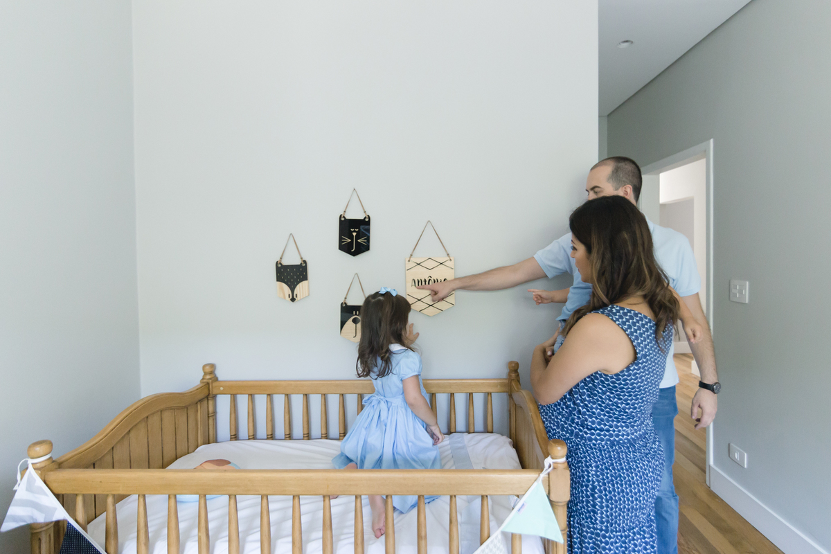 Criança em pé dentro do berço