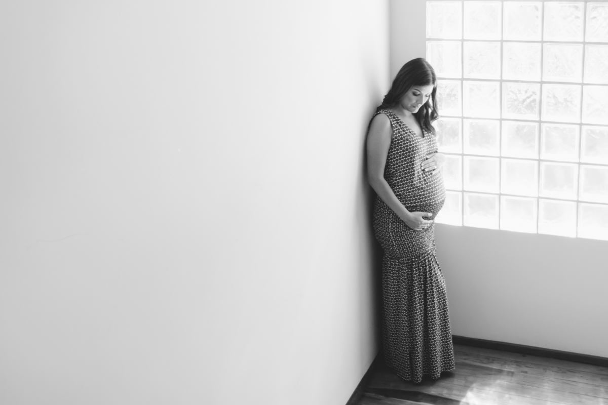 Mulher grávida na escada de casa