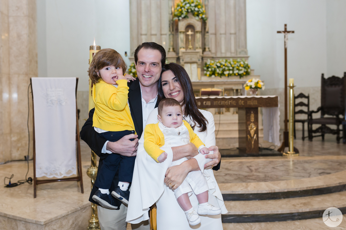 Pais segurando dois filhos no colo