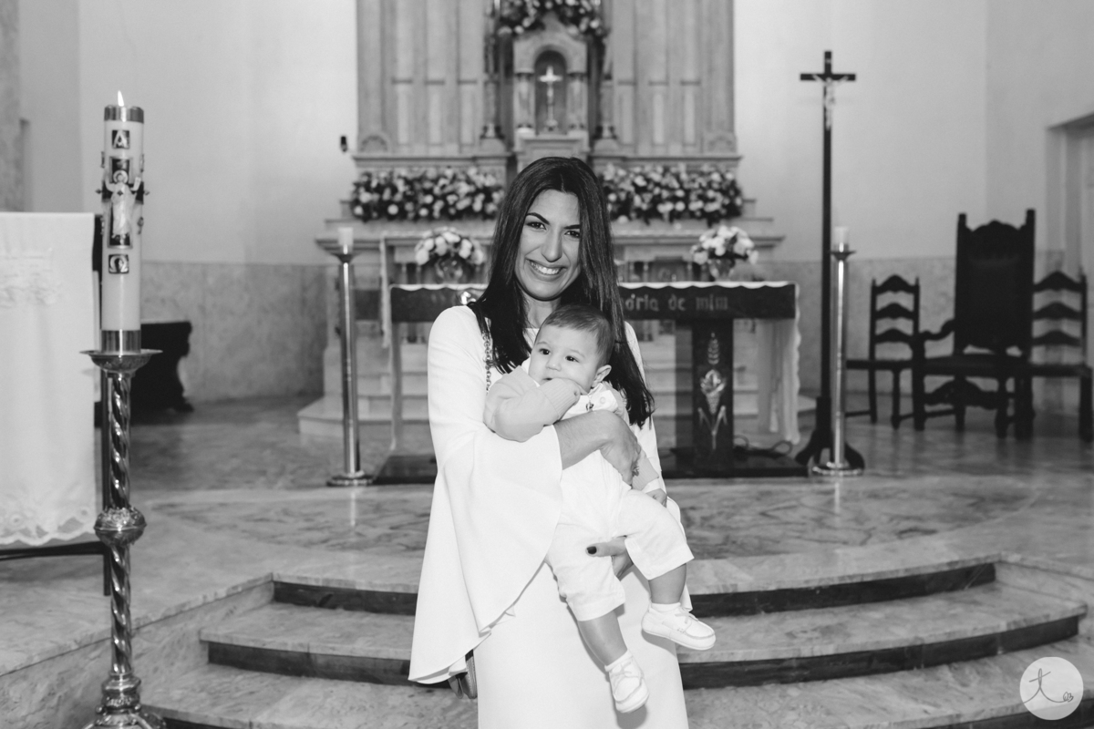 Mae segurando filho no colo