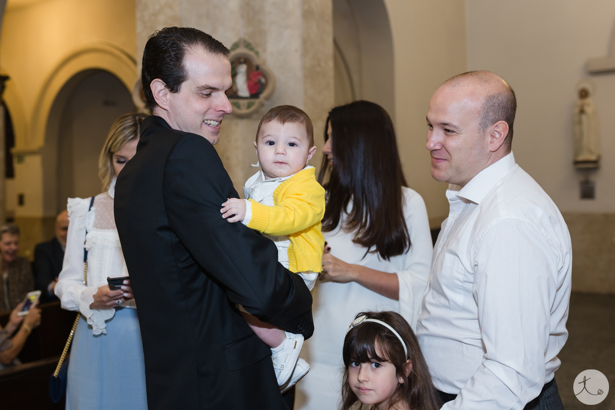 Pai segurando filho no colo